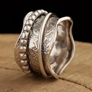 Vintage Boho Style Scalloped Edge Wide Band Spinner Ring